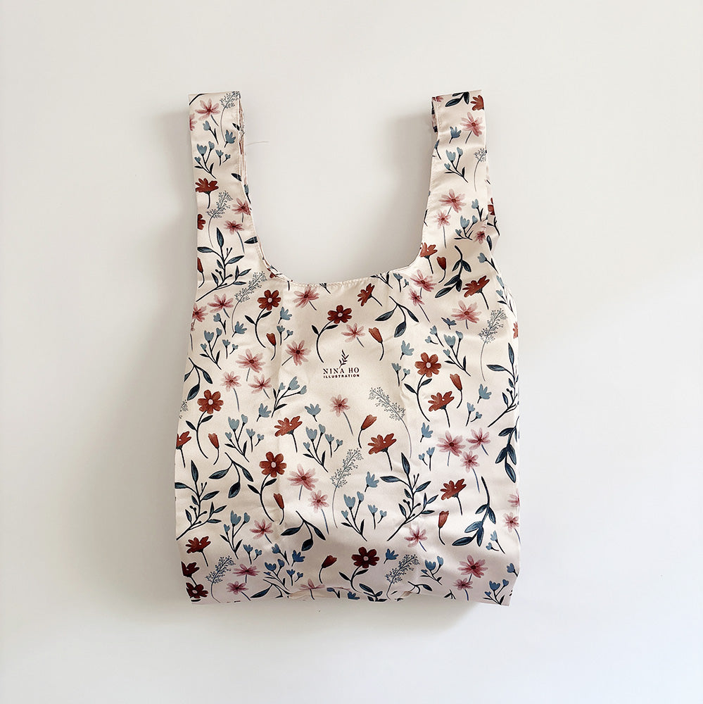 Wildflower print reusable bag, inspired by family travel moments and the simple wildflowers like daisies in nature, reflecting the pure and beautiful emotions shared between people.