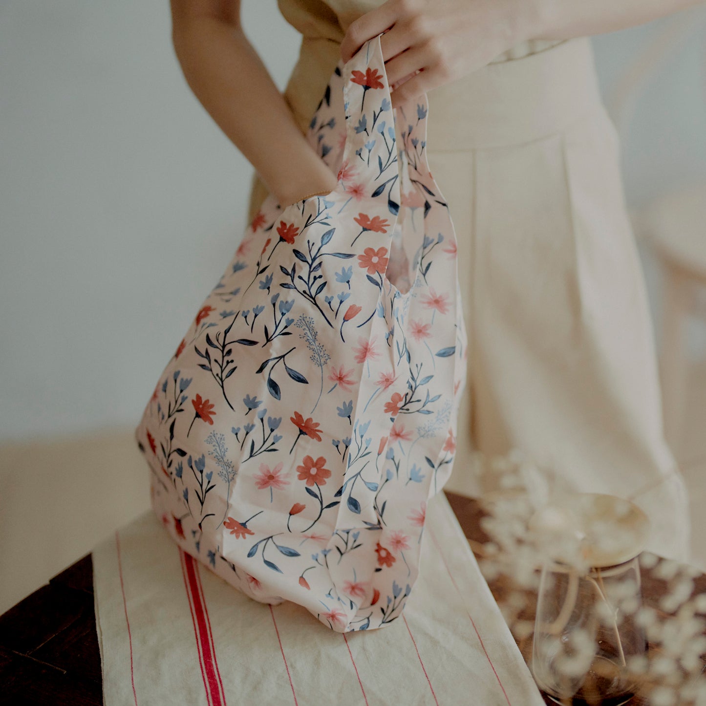 What did the Wild flower reusable bag accompany me home with today? Fresh fruits, handmade bread, delicious desserts, or perhaps a charming craft from the local market? Whatever it is, it brings me joy and satisfaction