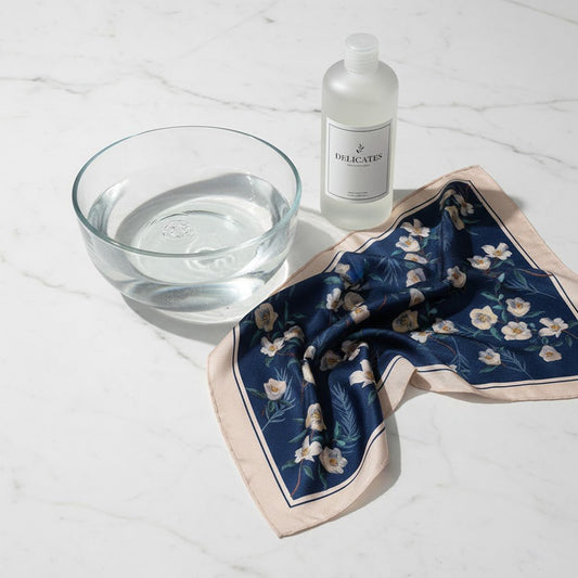 溫柔的守護：NINA HO真絲絲巾清洗與保養日記 - NINA HO ILLUSTRATION