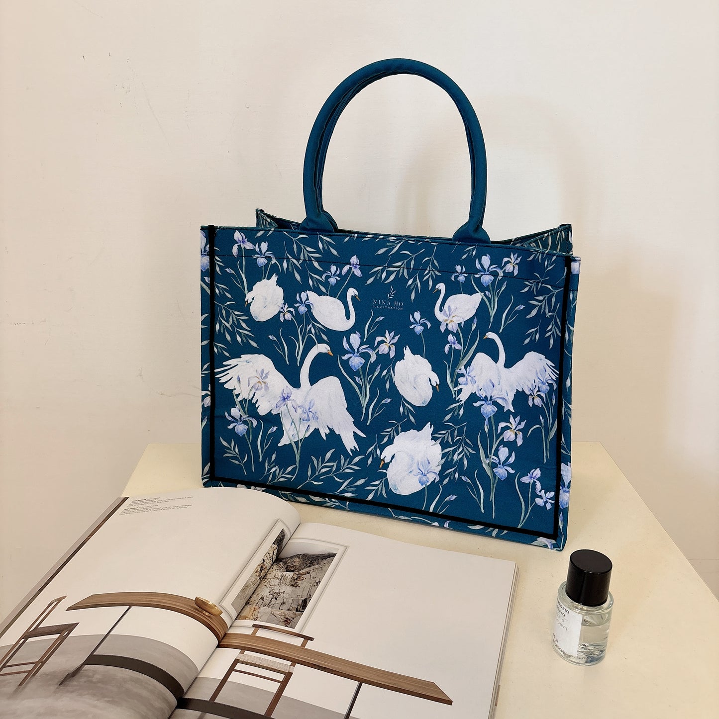 天鵝與鳶尾花 帆布手提大方包-深藍綠(新品）