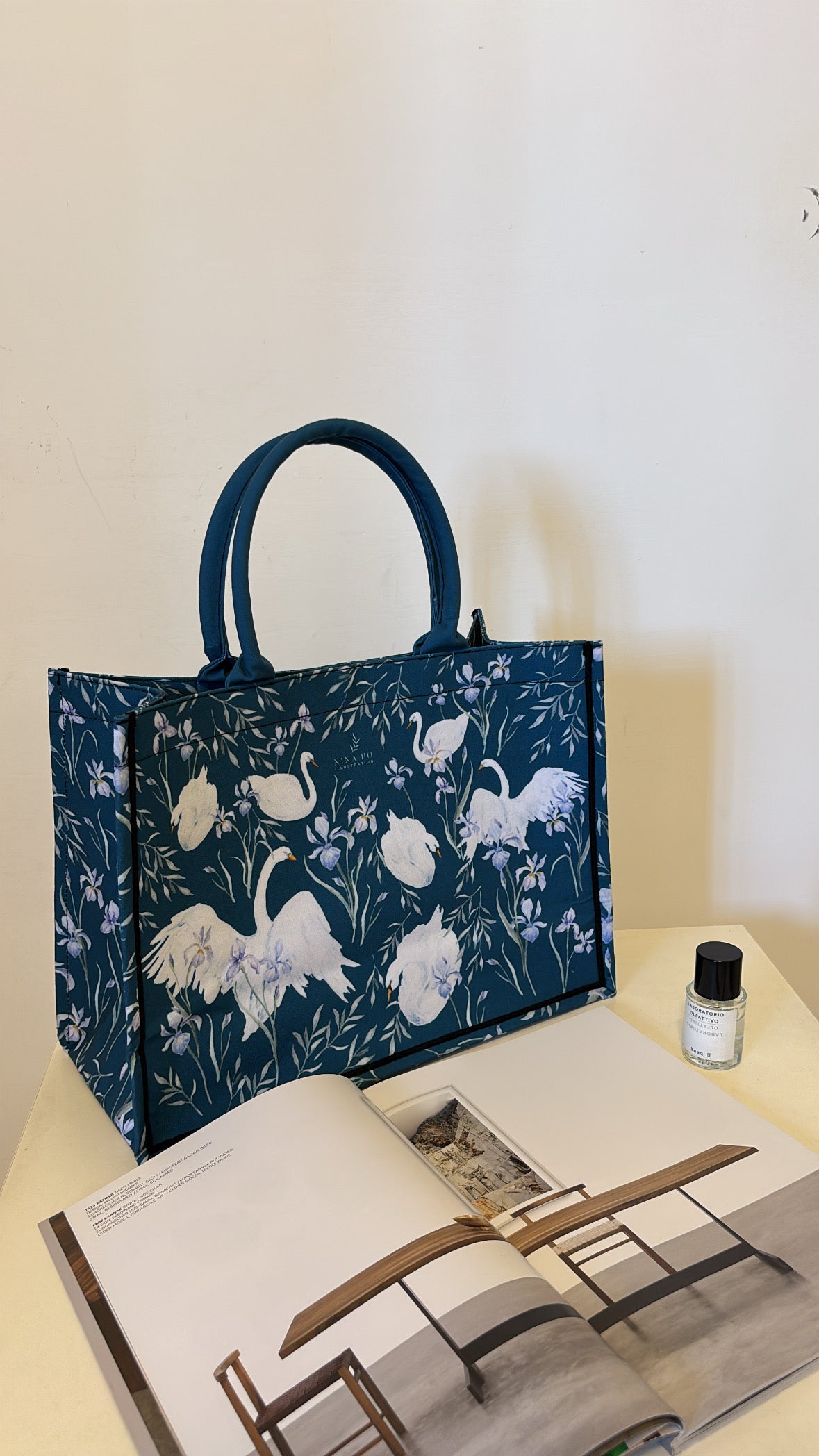 天鵝與鳶尾花 帆布手提大方包-深藍綠(新品）