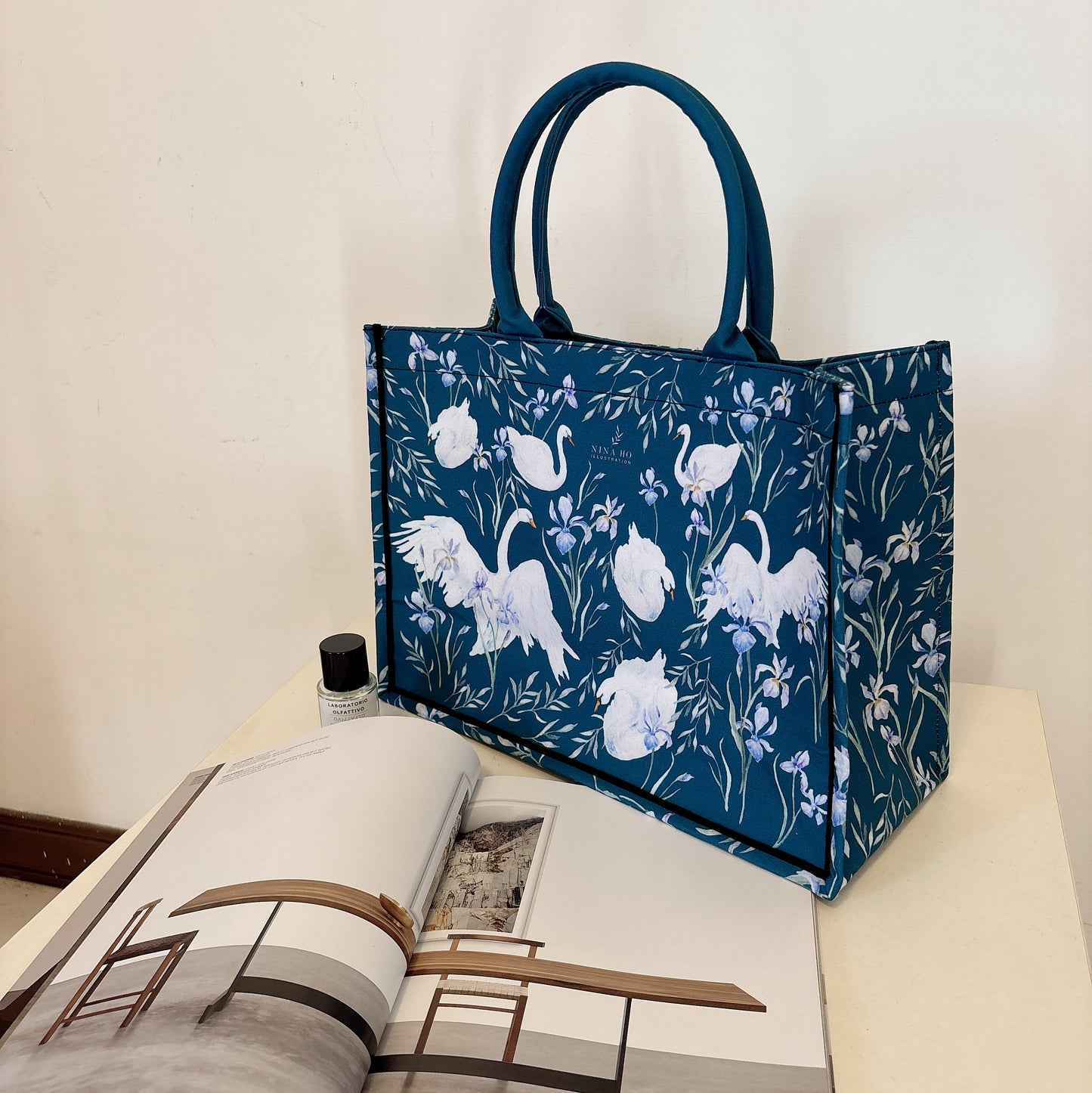 天鵝與鳶尾花 帆布手提大方包-深藍綠(新品）