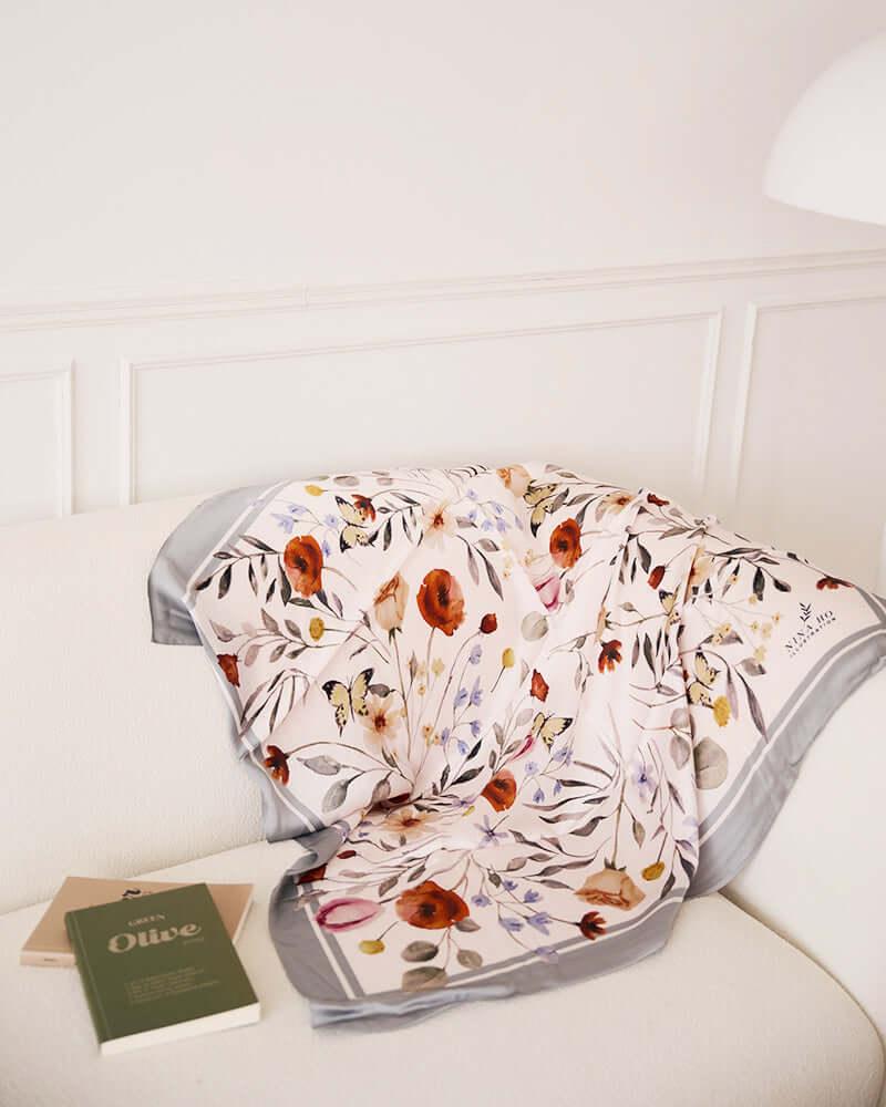 花叢派對雙面真絲絲巾 - 淺藍綠 - L - NINA HO ILLUSTRATION我的商店