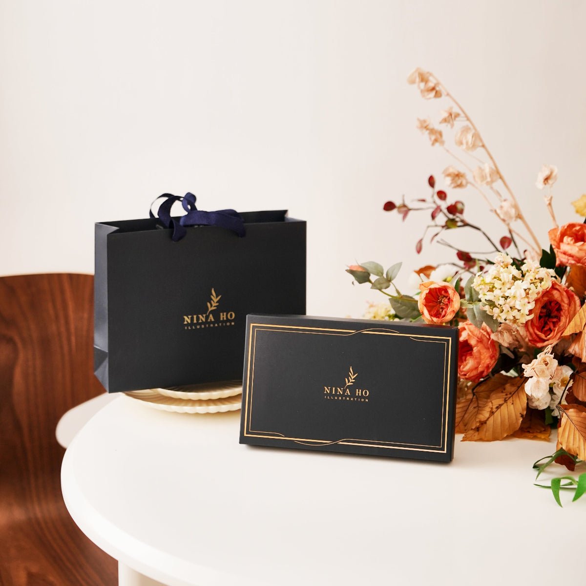 Elegant black gift bag and box by nina ho illustration for 白色玫瑰園雙面真絲絲巾-紫藤色-L silk scarf packaging