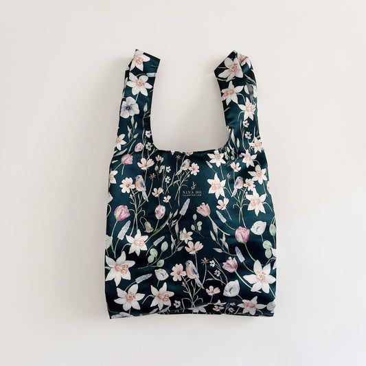 Narcissus and Robin reusable bag design is inspired by the charm of an English natural garden, combining the purity of daffodils with the elegance of the robin to create a mysterious and dreamy floral scene.