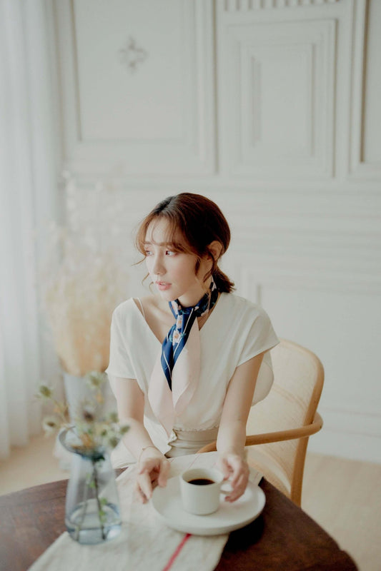 寧靜茶花雙面真絲絲巾 - 午夜藍 - NINA HO ILLUSTRATION我的商店