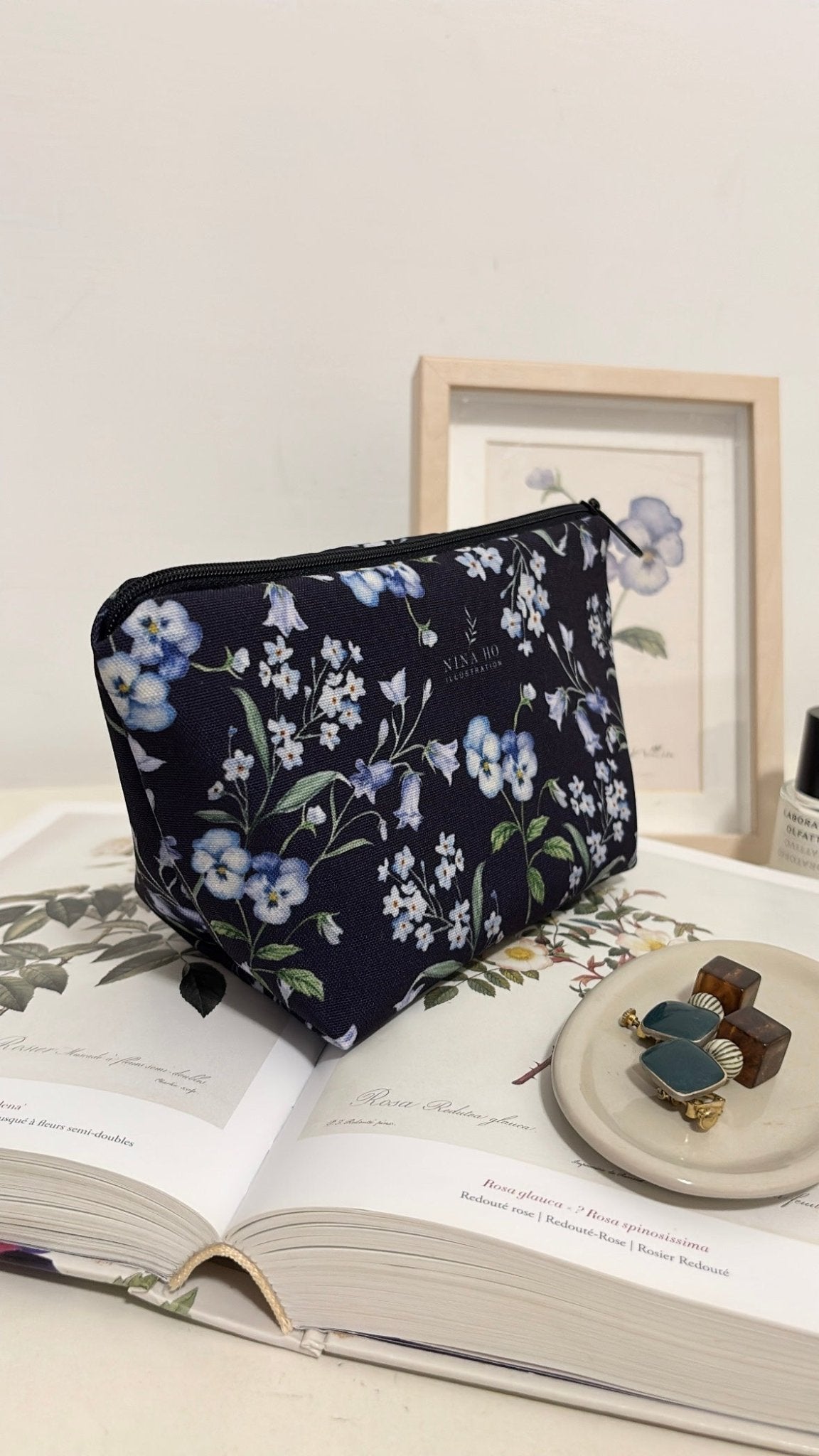 風鈴草化妝包 - 紫藍 - NINA HO ILLUSTRATIONNINA HO ILLUSTRATION