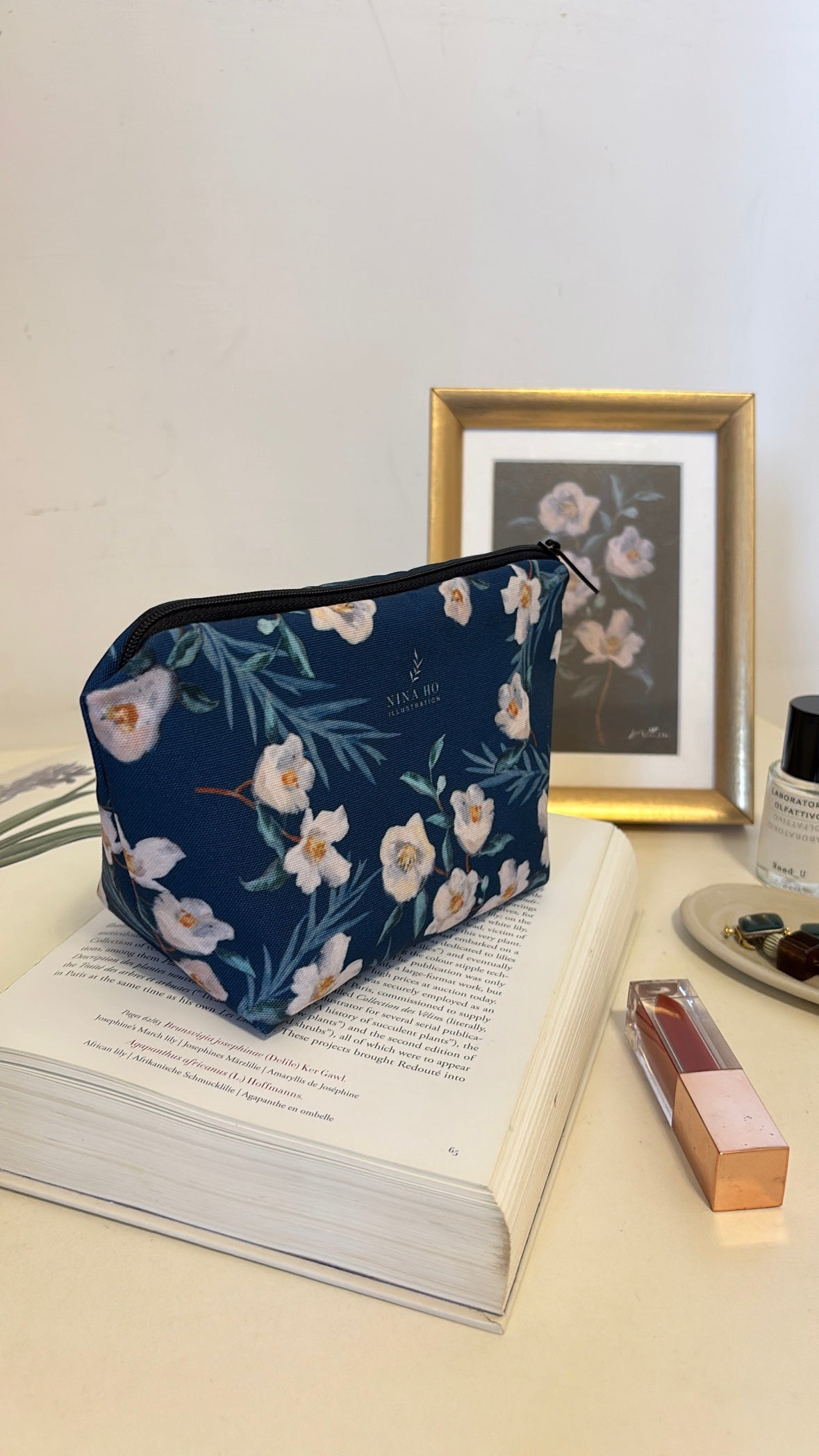 寧靜茶花化妝包-午夜藍(新品)